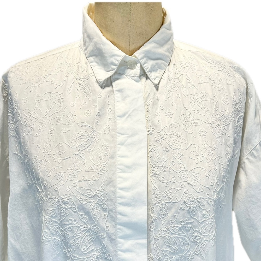 VINTAGE crisp white 100% cotton button down shirt women’s embroidered floral 90s